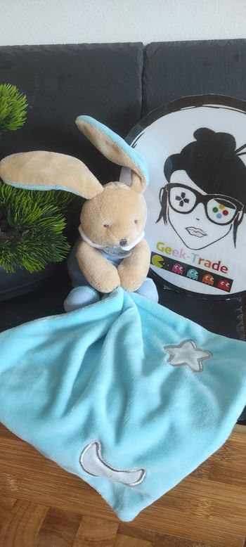 Doudou luminescent lapin beige bleu mouchoir lune étoile Bn0137 Boule Baby Nat
