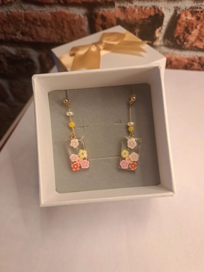 Boucles d'oreilles pendante en résine florale multicolore - photo numéro 2