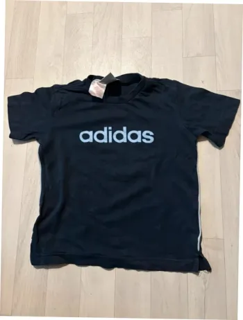 T-shirt adidas 6 ans manches courtes bleu marine très bon état