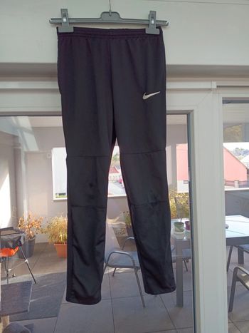 Jogging NIKE taille 11 ans attention il y a des trous aux genoux