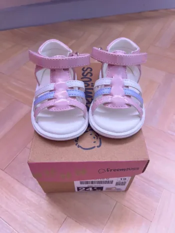 Chaussures sandales ouvertes neuves Taille 19