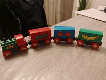 2 vagons en bois aimanté + 5 locomotives 