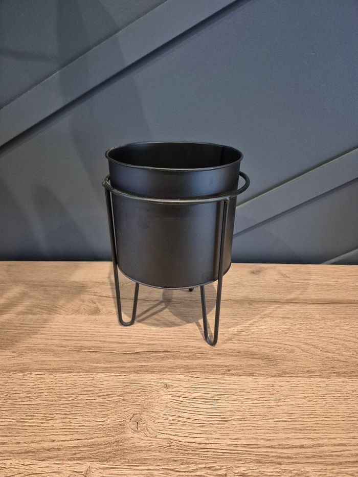 Cache-pot en métal noir, sur pied