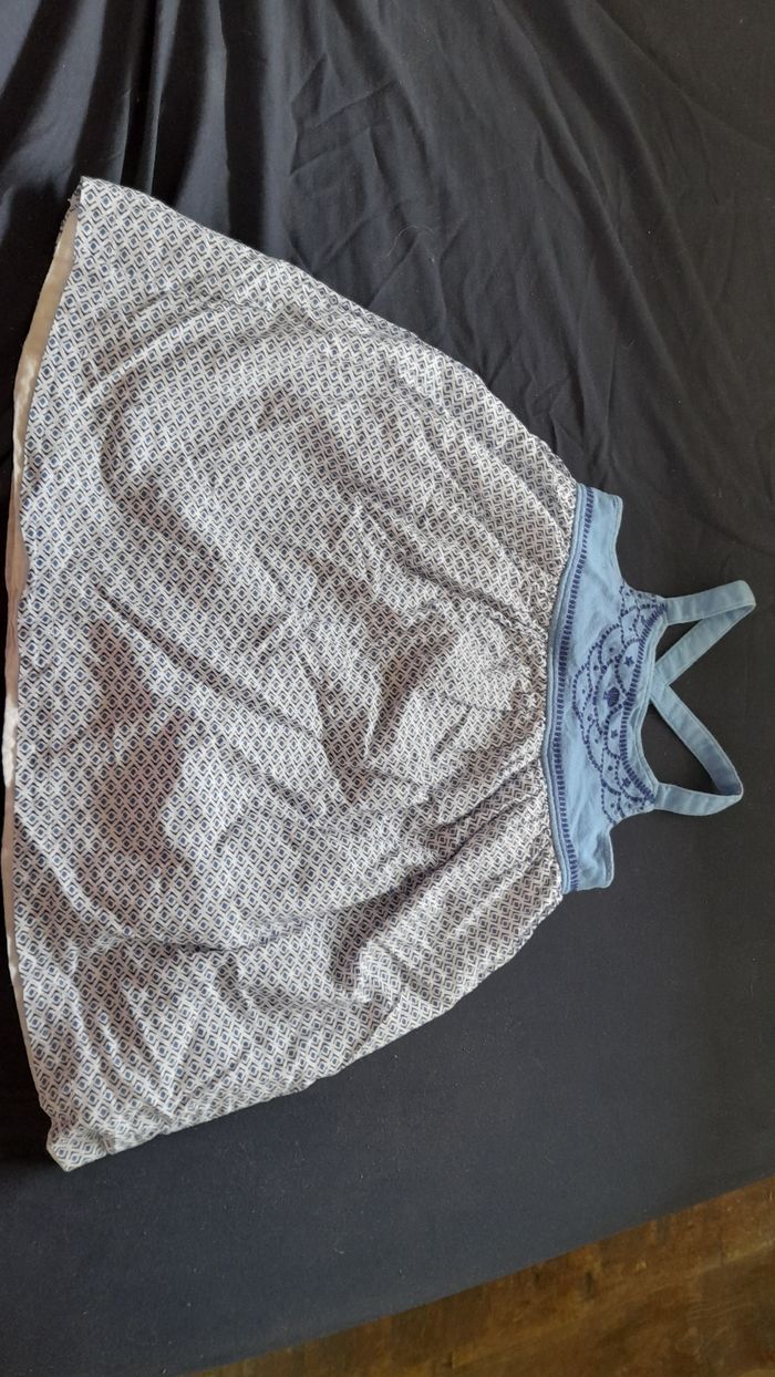 Robe bleue et blanche