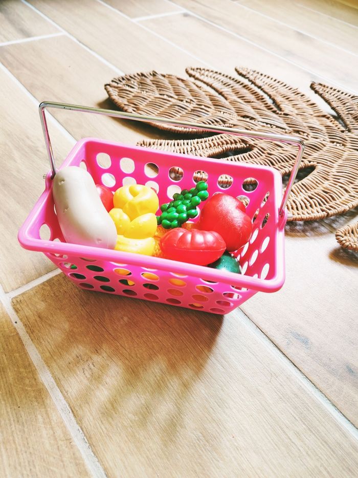 🧺Dinette panier rose avec fruits et légumes en plastique - photo numéro 3