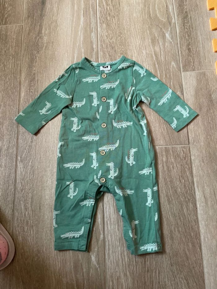 Grenouillère crocodile tape à l’œil 6 mois