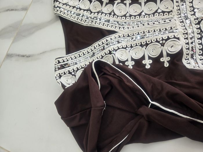 Robe orientale longue marron neuf jamais porté taille 38 brodée sequins argenté - photo numéro 3