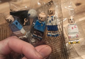 Lot de 4 petits Lego attaquants stars de football Lewandowski Kane Cavani Suarez