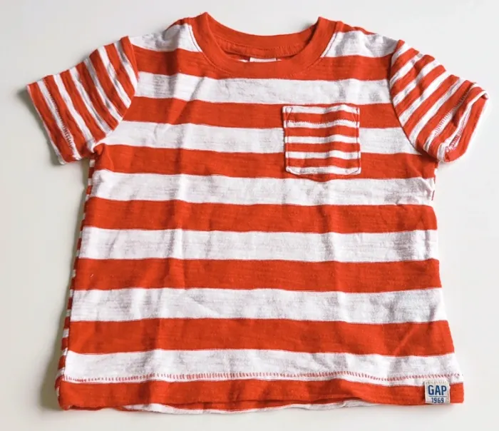 Joli tee-shirt manches courtes taille 9 mois en excellent état