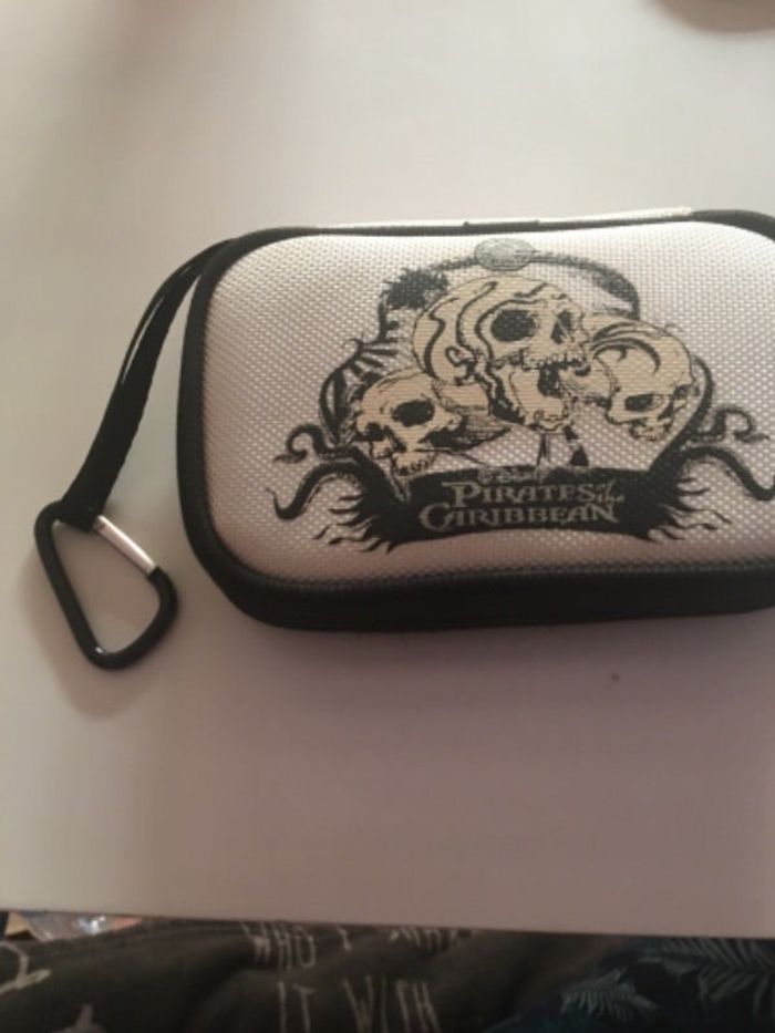 Lot sacoche pirate caraïbe Disney et jeux aimant