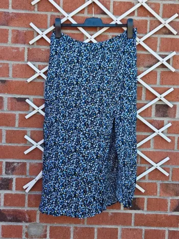 Jupe mi-longue bleue fleurie à fente Kiabi taille 42/XL