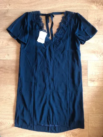 Robe bleu marine été dentelle et noeud au dos