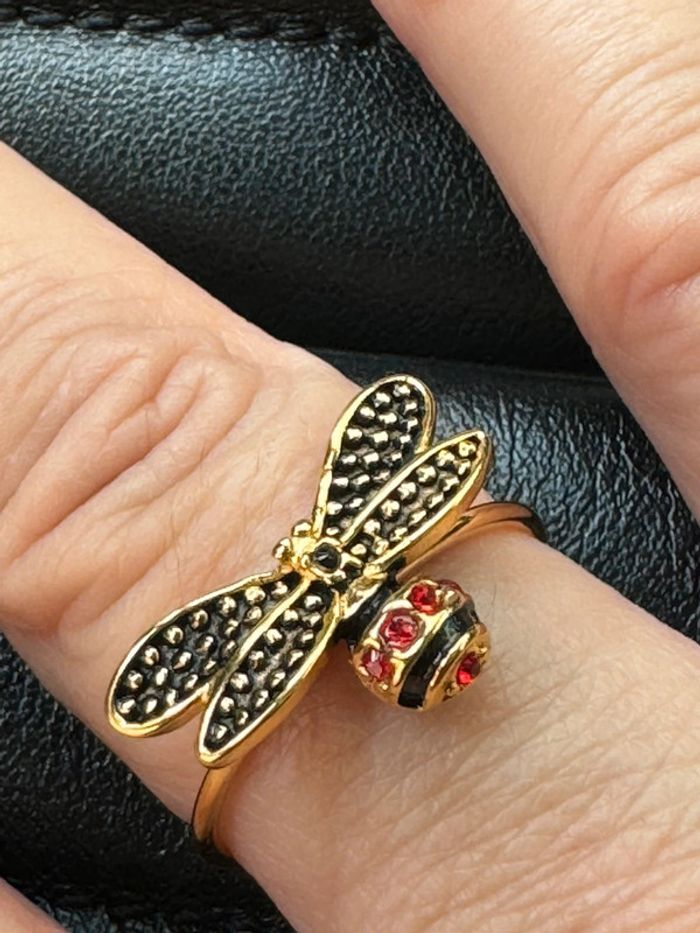 Bague réglable acier inoxydable or abeille cristaux rouge résine noire - photo numéro 3