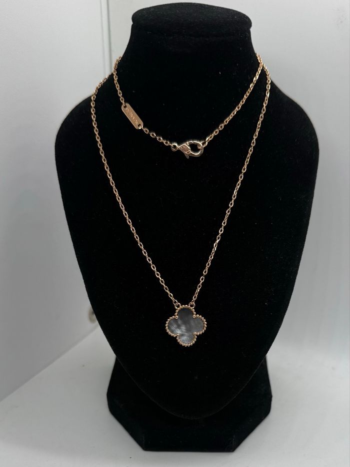 Collier trèfle nacre grise plaqué or rose
