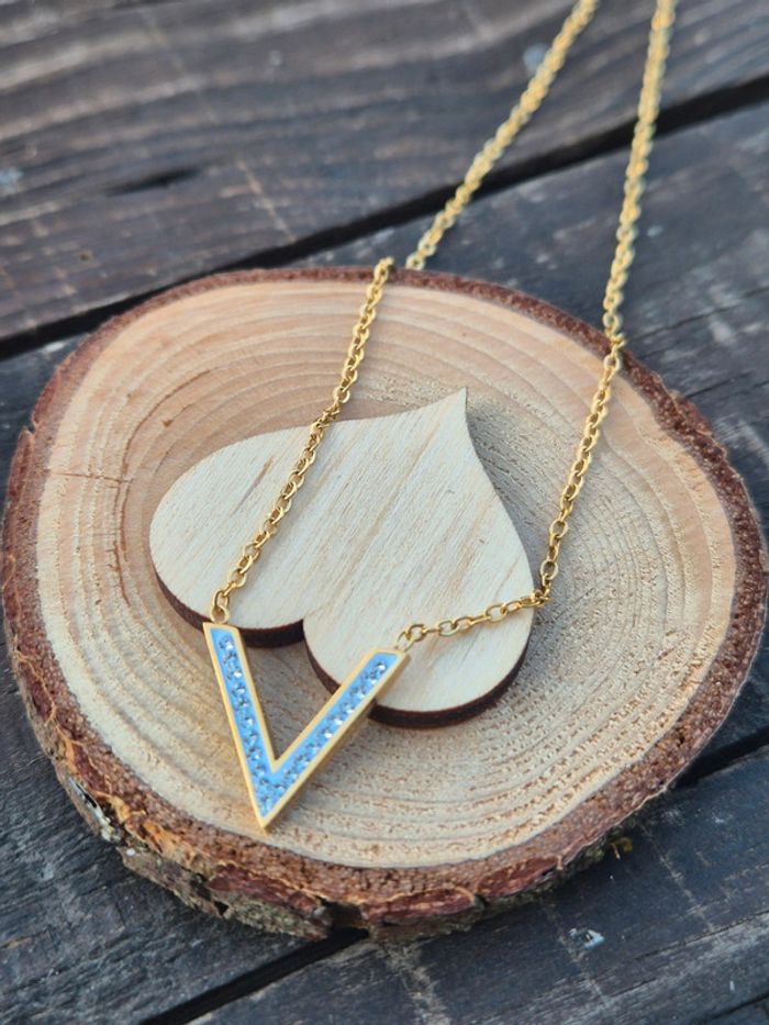 Collier femme avec lettre V brillante - photo numéro 2