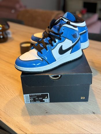 Jordan 1mid SE
