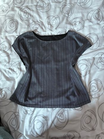 Haut rayé noir et gris 