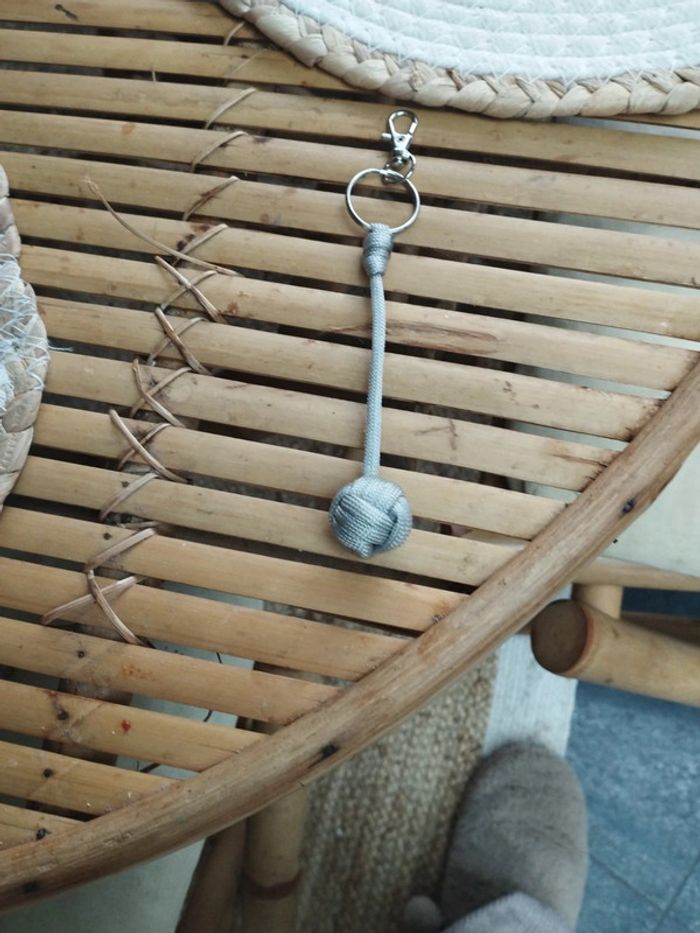 Porte clé en pomme de touline fait main gris