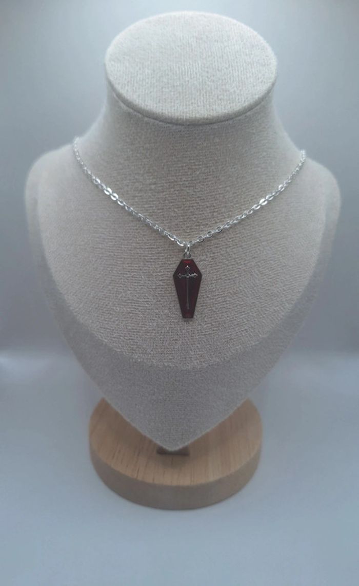 Collier cercueil rouge