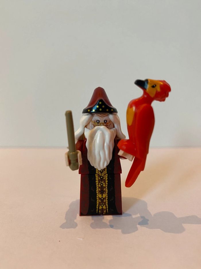 Figurine type lego professeur Dumbledor et Fumesec le phœnix. Harry Potter