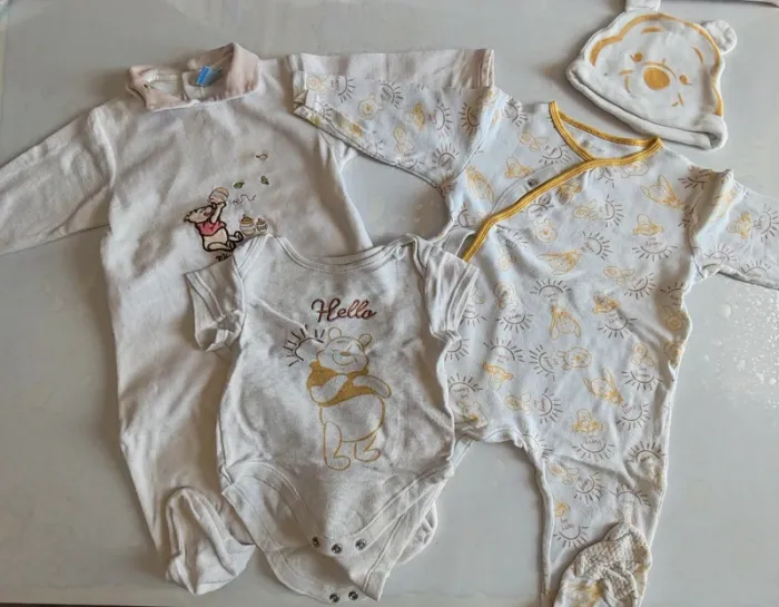 Lot pyjama Winnie 9/12 mois body bonnet anti derapant