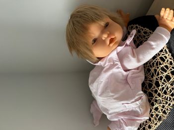 Poupée vintage qui rampe, pleure et dit « maman »