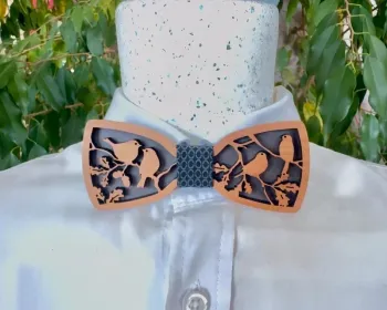 Nœud papillon artisanal en bois de merisier sur le thème du couple d'oiseaux
