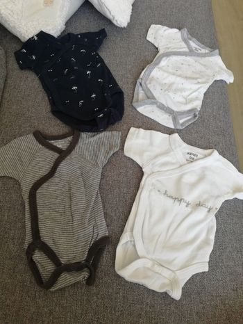 Lot de 4 bodies kiabi neuf