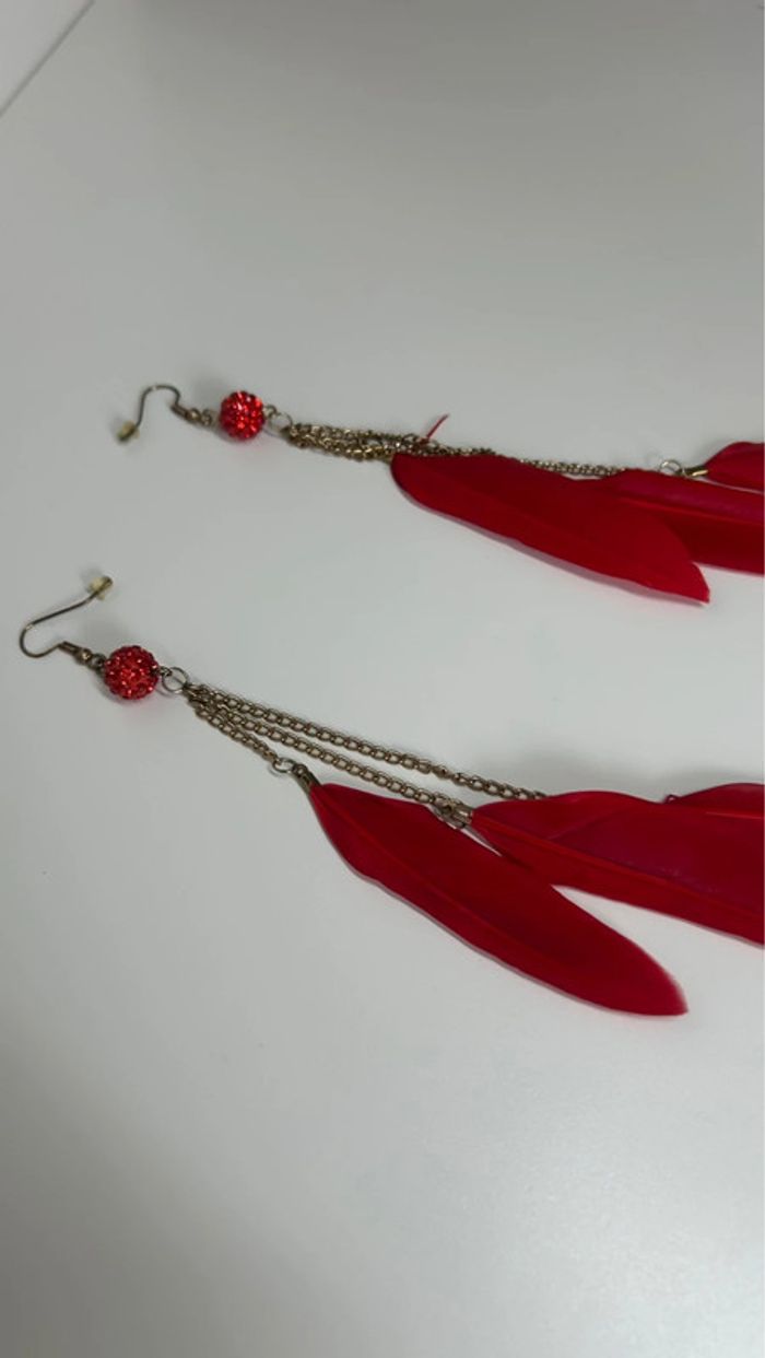 Paires de boucles d’oreilles rouge à plume - photo numéro 2