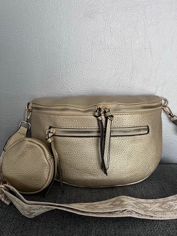 Magnifique banane dorée en cuir synthétique 