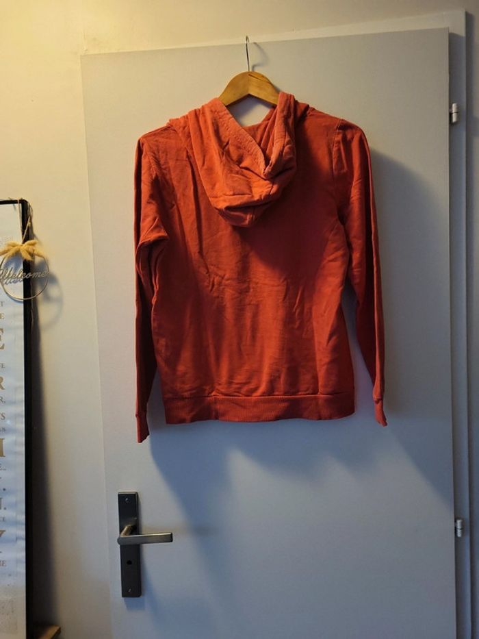 Pull rouge à capuche - photo numéro 5