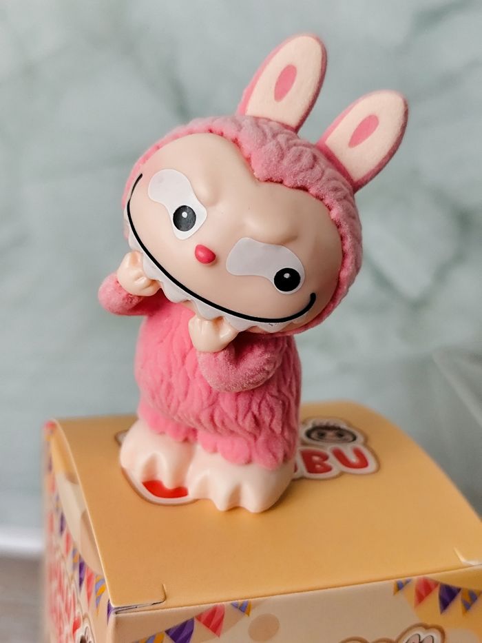 grosse figurine labubu fluffy rose - photo numéro 2