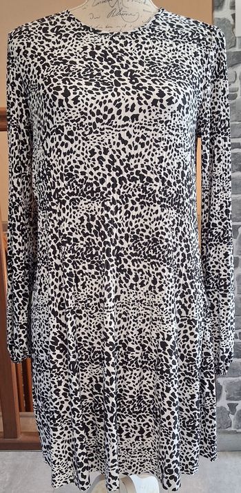 Robe courte plissée blanche à tâches noires