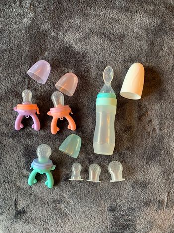 ensemble de tétines grignoteuses et d'une cuillère distributrice de nourriture
