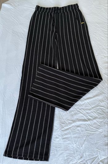 Pantalon à rayures noires et blanches