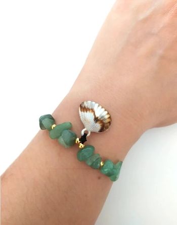 💖 Bracelet coquillage avec pierre naturelle verte.