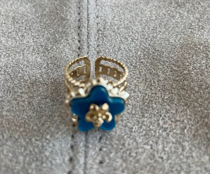 Bague réglable acier doré avec fleur centrale nacre tons bleu nacrés - photo numéro 8