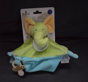 Doudou carré plat vert et bleu Éléphant Bavoir a broder - Attache tétine- DMC