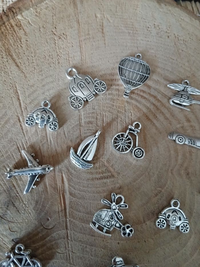 Lot de 17 breloques pendentifs véhicules avion voiture montgolfière - photo numéro 2