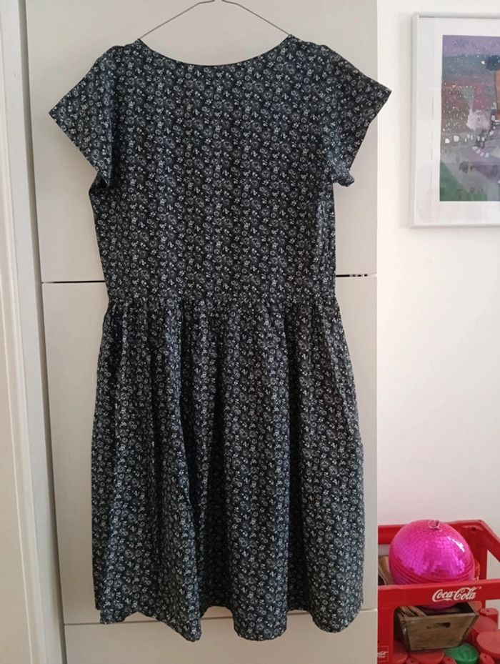 Robe boutonnée vintage noire fleurs blanches en viscose taille 40 - photo numéro 4