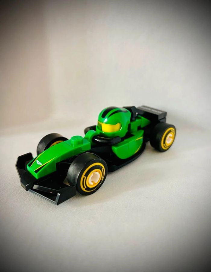 Minifigurine LEGO Série Formule 1 (71049) - N 5 Aston Martin - Très bon état