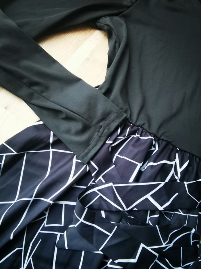 Robe avec ceinture noire et blanche - photo numéro 2