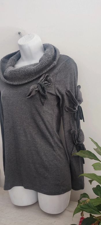 Jolie pull près du corps camaïeu