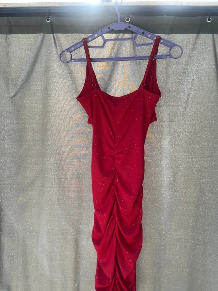 Robe rouge à paillettes - photo numéro 3