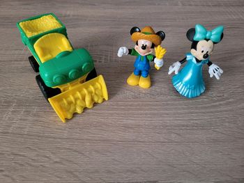 Lot figurines et véhicule Disney