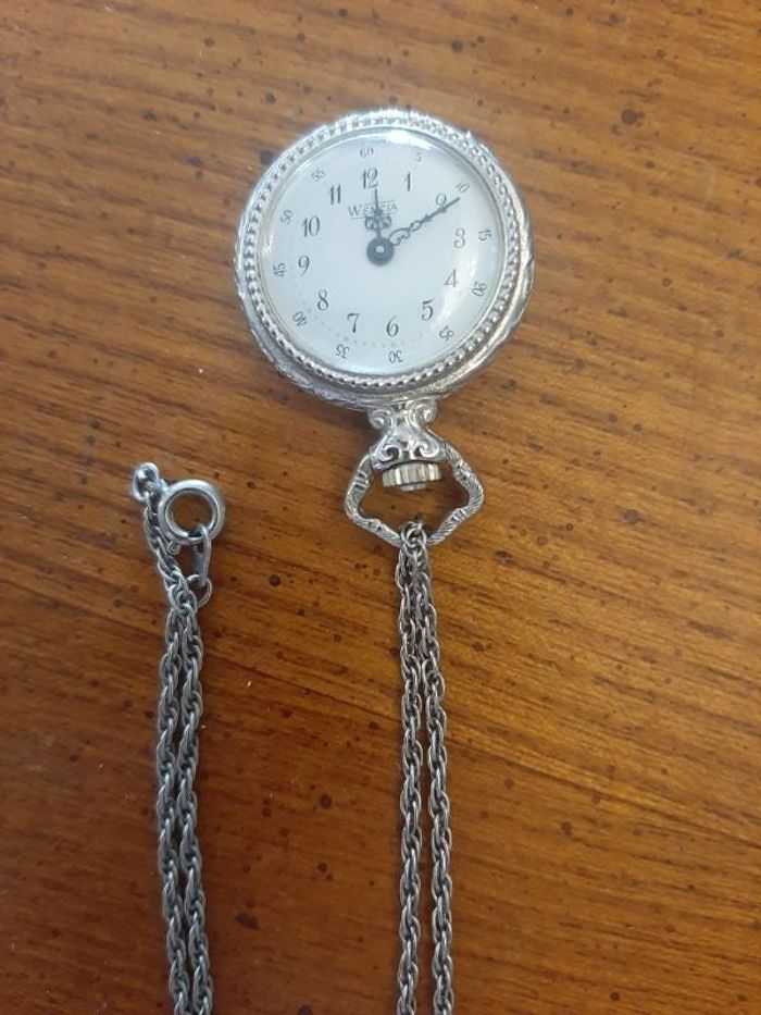 Montre avec chaine longueur 70 cm. Diamètre 2,5 cm.