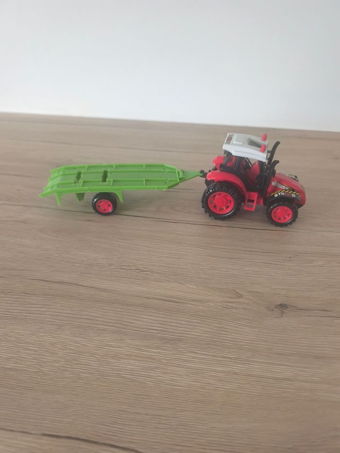Patit tracteur et sa remorque plateau