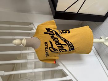 T Shirt SuperDry jaune moutarde et noir