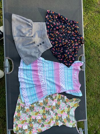 Lot fille 4 ans 2 jupes et deux robes