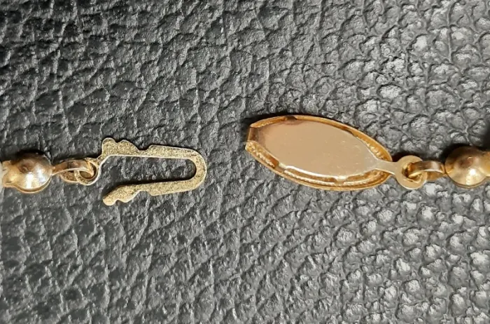 Très joli collier vintage en fausses perles noires, blanches et dorées. - photo numéro 4